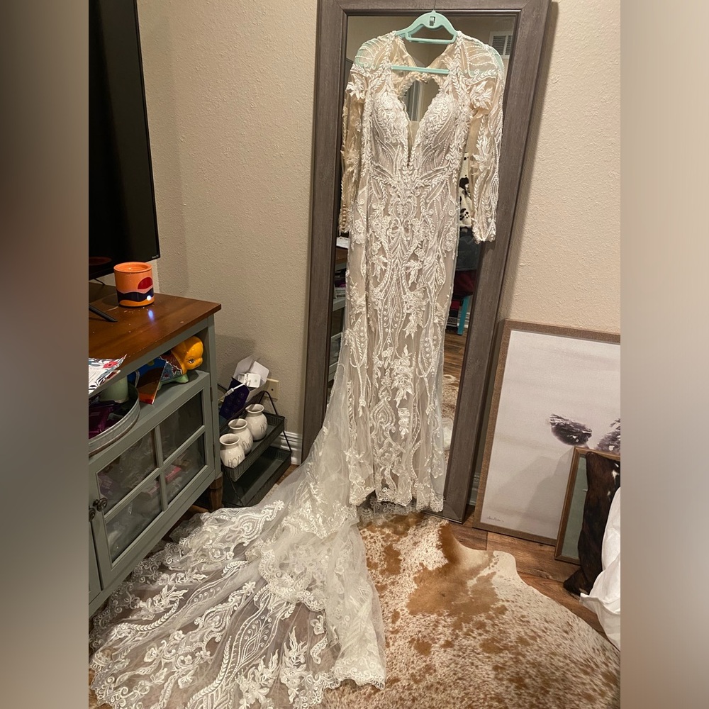 Essence of Australia D3150 size 12 wedding dress